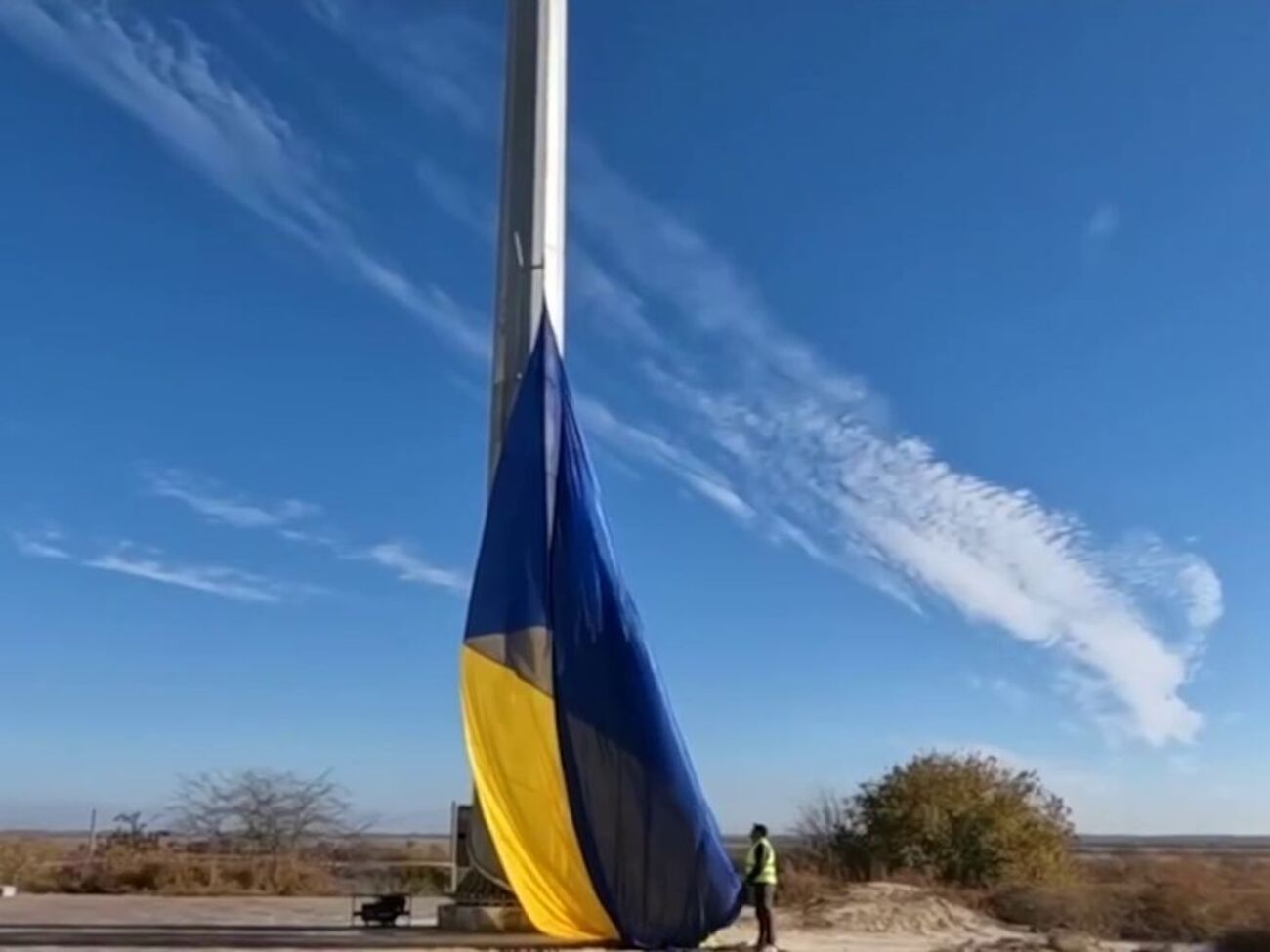 Прапор України в Херсоні видно окупантам, які ще залишаються на лівому березі Дніпра