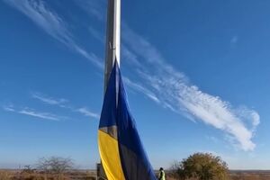 Прапор України в Херсоні видно окупантам, які ще залишаються на лівому березі Дніпра