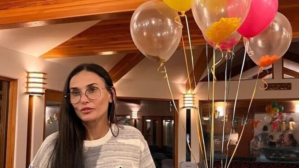 Деми Мур разменяла седьмой десяток