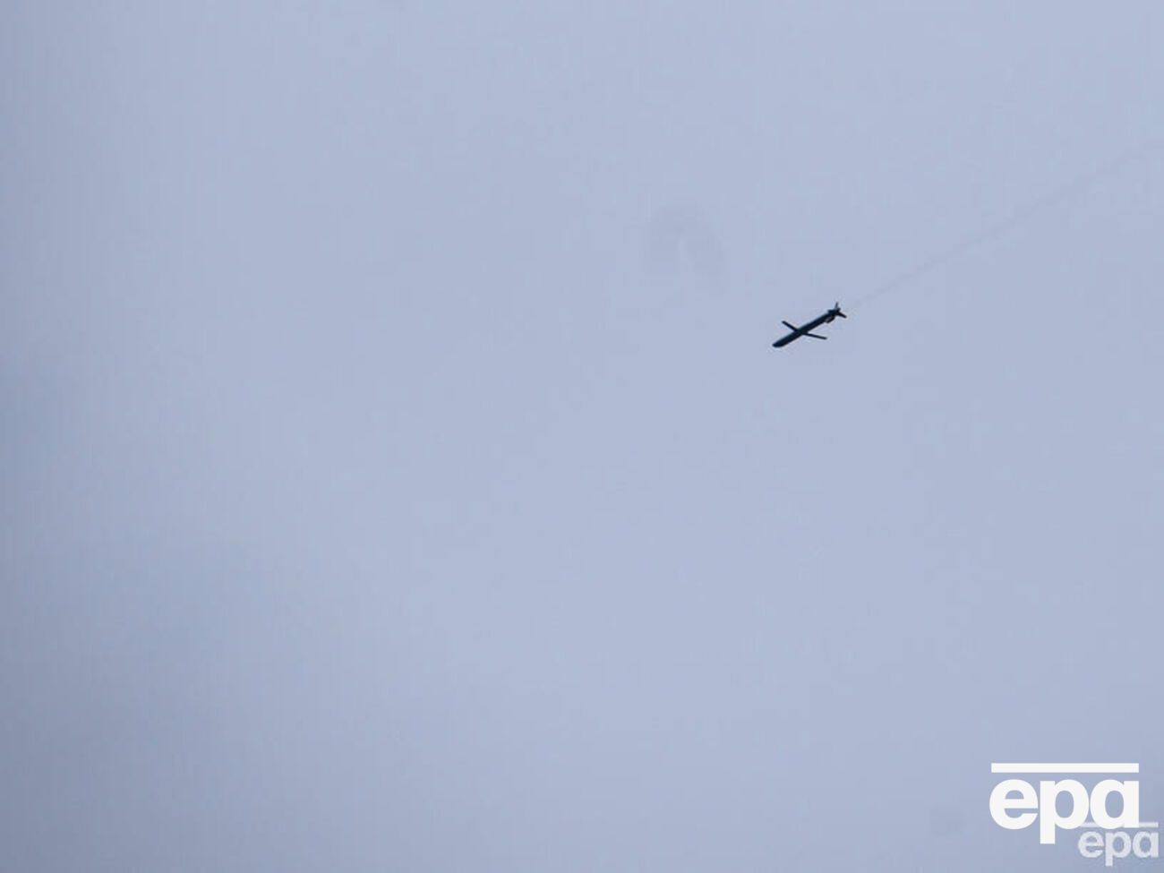 Сообщают о пролетах ракет над украинской территорией