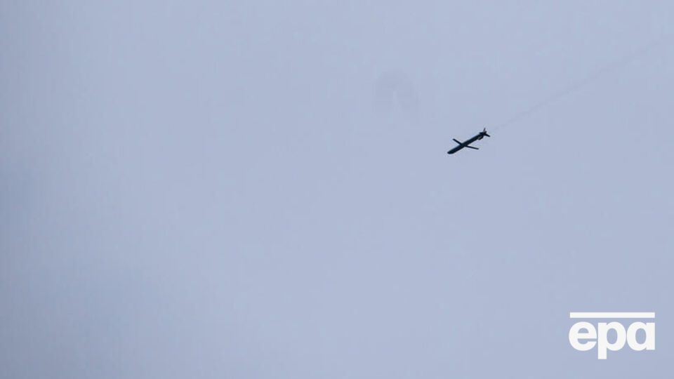 Сообщают о пролетах ракет над украинской территорией