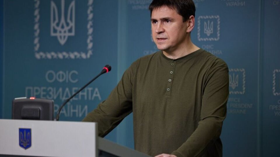 Подоляк на примере российского обстрела заявил, что любые заигрывания с террористами всегда заканчиваются "ракетой в жилом доме"