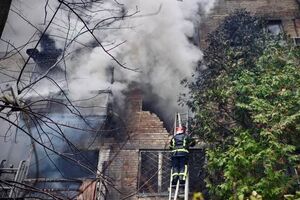 У Києві будинки було пошкоджено внаслідок падіння збитих ракет російських окупантів, уточнили у ДСНС