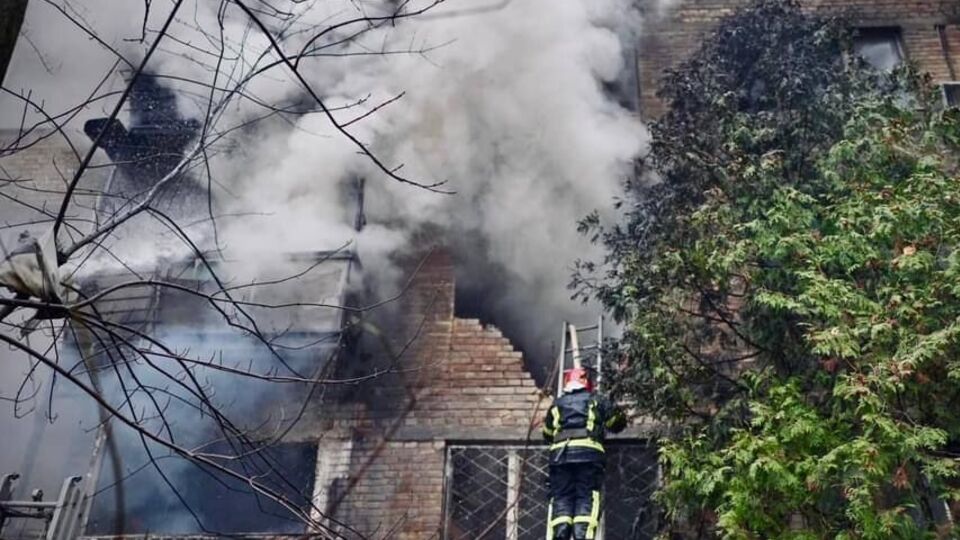 У Києві будинки було пошкоджено внаслідок падіння збитих ракет російських окупантів, уточнили у ДСНС