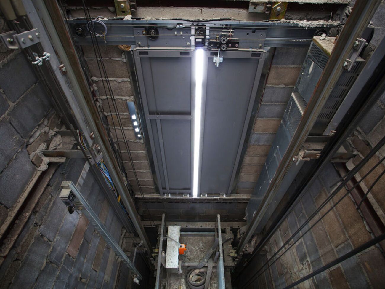 Мужчина упал на дно шахты и получил многочисленные травмы