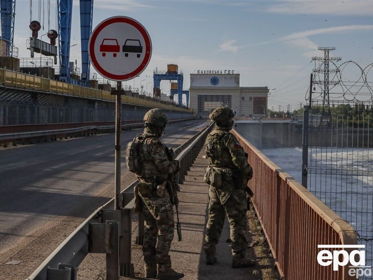 Оккупанты подорвали часть моста на Каховской дамбе