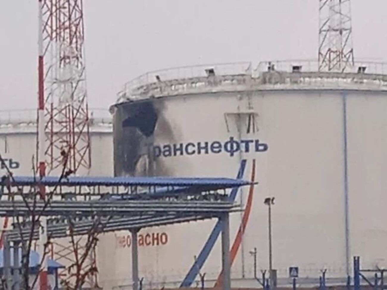 В РФ утверждают, что по базе ударил беспилотник