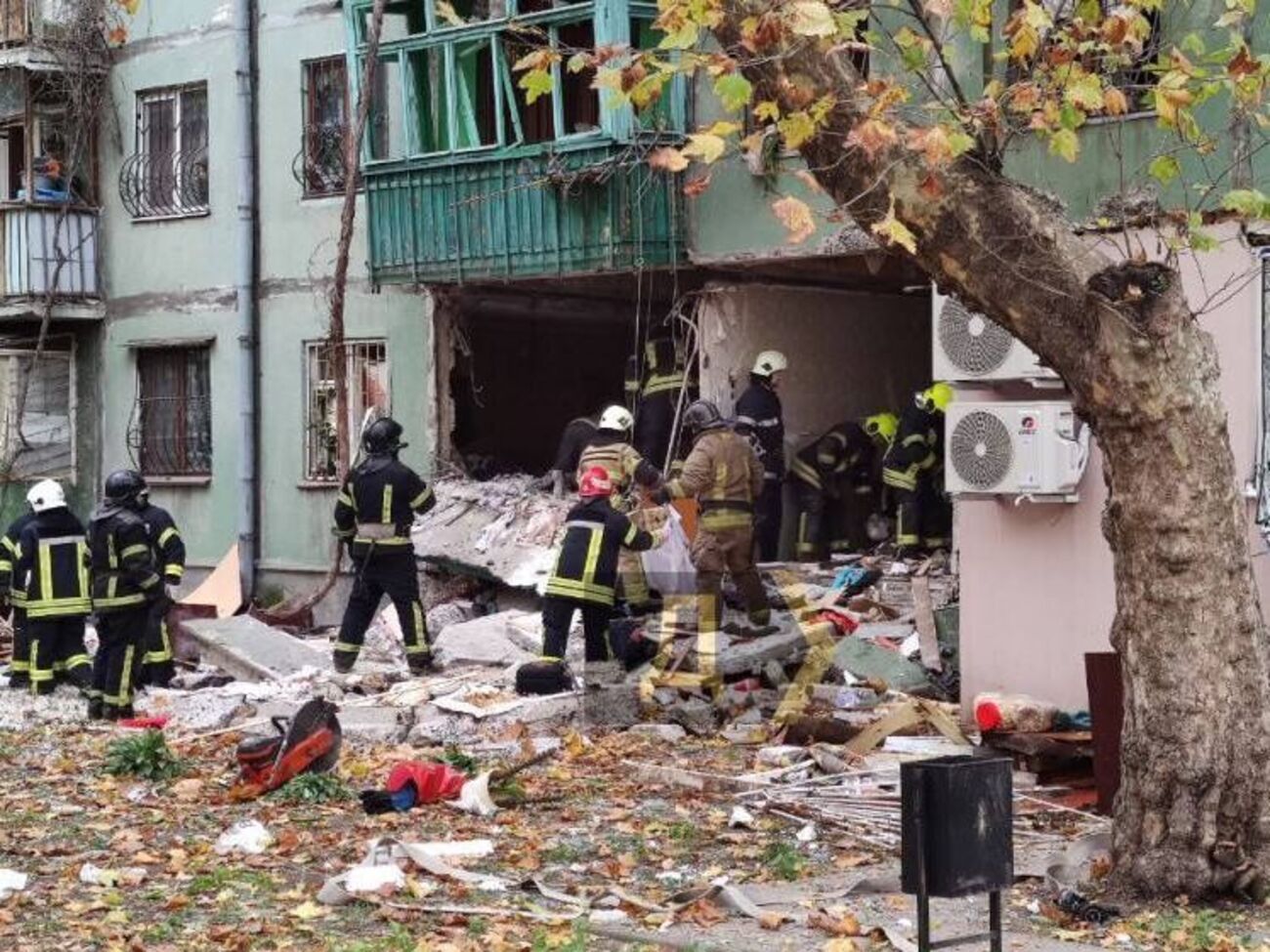 В результате взрыва есть повреждения в доме