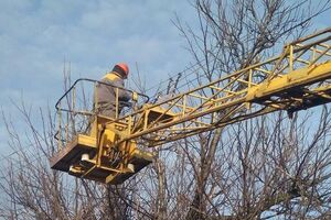 У Херсонській області ремонтні бригади ДТЕК оглянули лінії електромереж і вже розпочали роботи з відновлення пошкодженої окупантами енергетичної інфраструктури