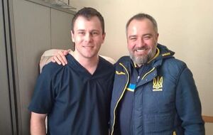 Дмитрий Кубряк (слева): В конце марта в Днепровском военном госпитале я познакомился с президентом Украинской ассоциации футбола Андреем Павелко