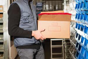 Безработных привлекают к разным видам социальных работ, в том числе к разгрузке гумпомощи