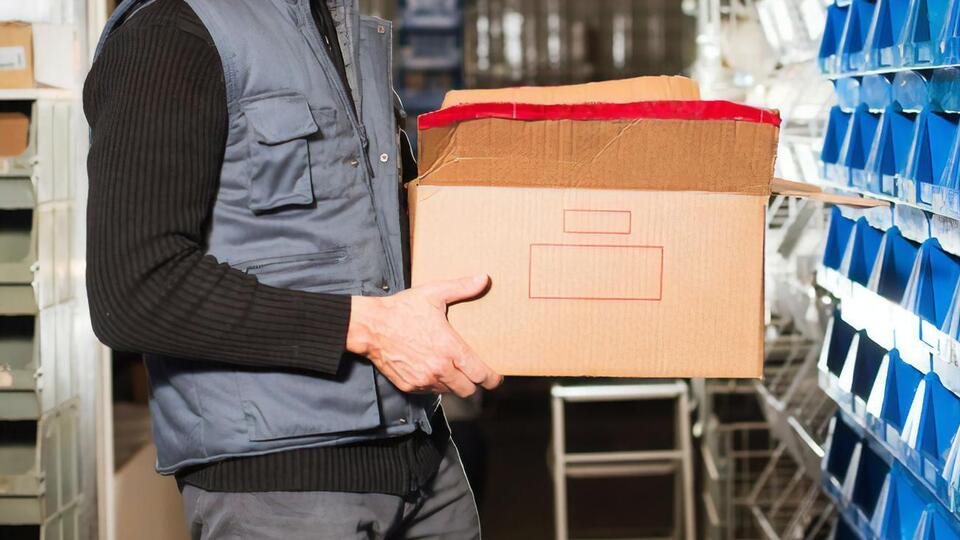 Безработных привлекают к разным видам социальных работ, в том числе к разгрузке гумпомощи