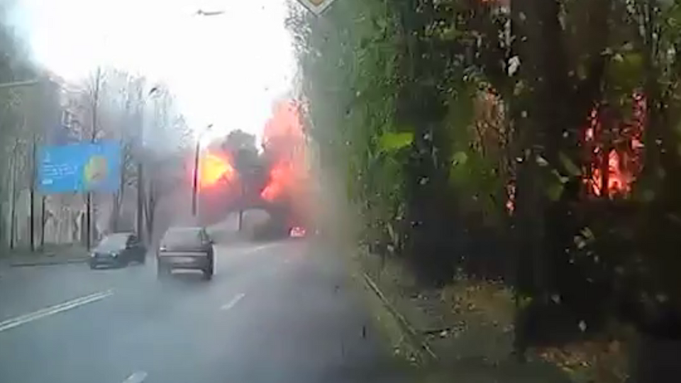 Зеленский показал видео, снятое во время ракетной атаки оккупантов на "Южмаш" в Днепре