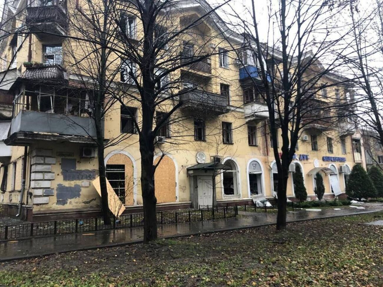 Один из жилых домов в Днепре после взрыва российской ракеты утром 17 ноября