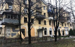 Один из жилых домов в Днепре после взрыва российской ракеты утром 17 ноября