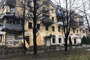 Один із житлових будинків у Дніпрі після вибуху російської ракети вранці 17 листопада