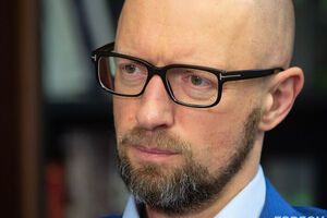 Яценюк: Когда команду дали выводить из бараков технику, ничего не ехало. Вообще ничего не ехало. Разворовано