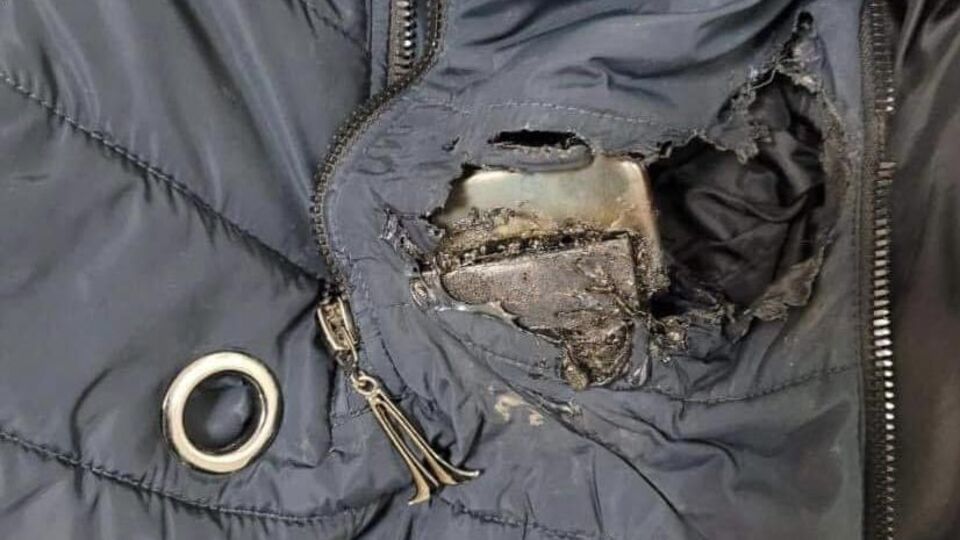 Филатов показал пальто своей подчиненной, которая пострадала от осколка российской ракеты и госпитализирована на операцию