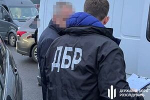 Чиновників затримали за вимагання хабарів