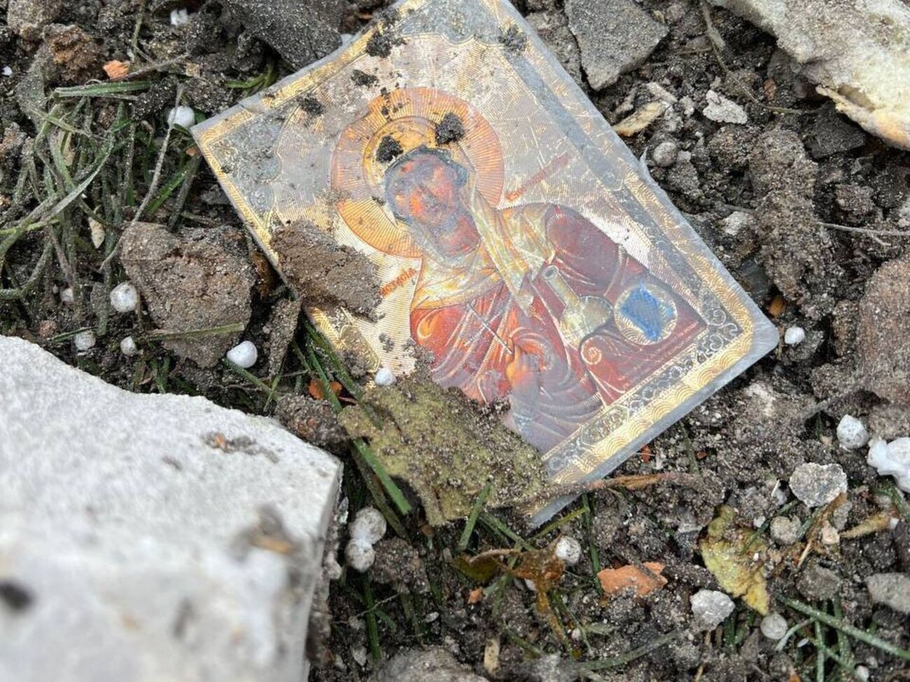 Розбирання завалів на місці житлового будинку у Вільнянську триває