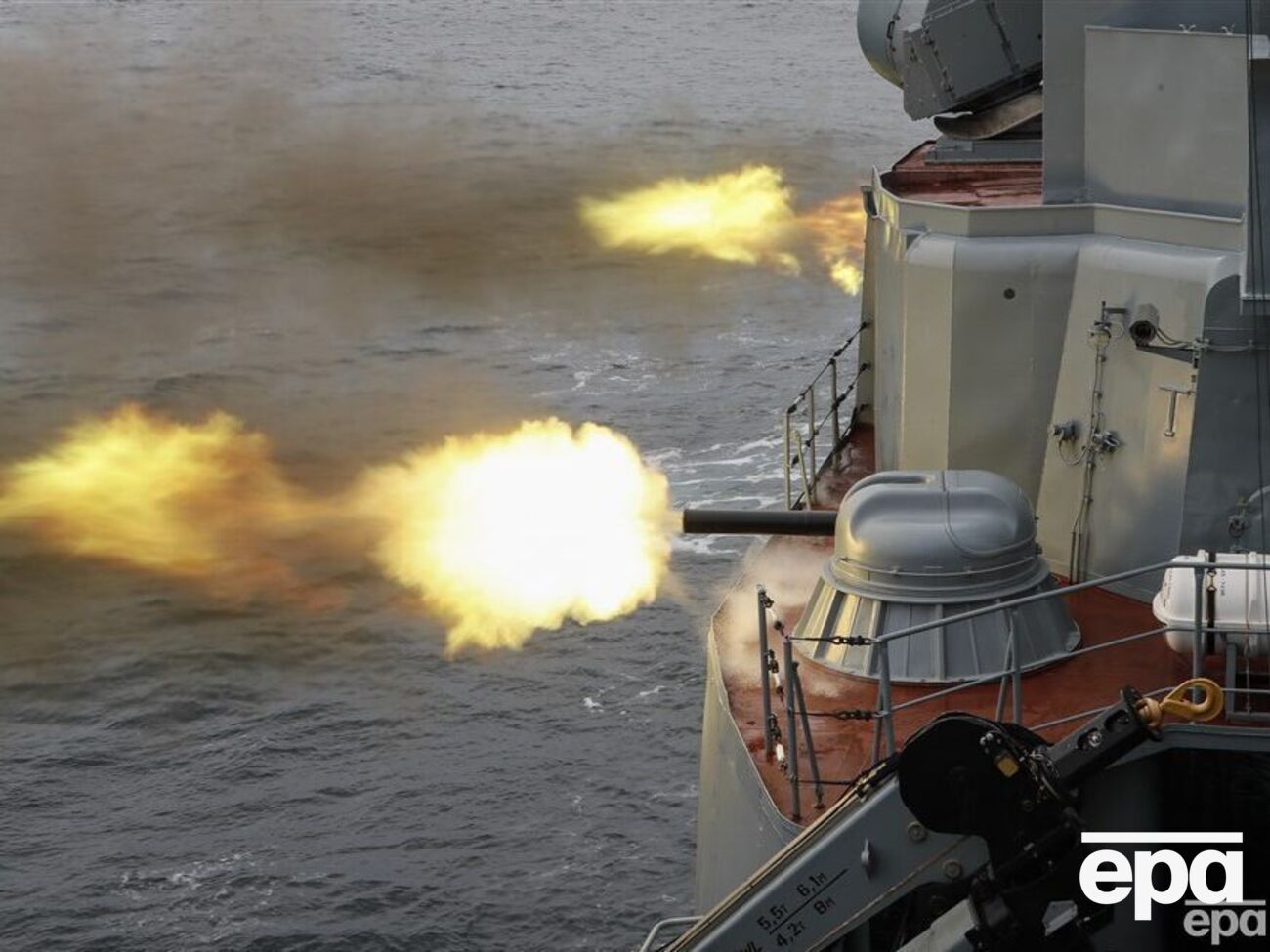 Россия вывела в море три носителя ракет