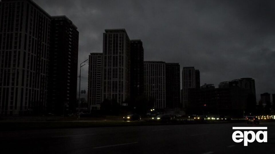 Из-за российских обстрелов в Украине ввели графики отключения света