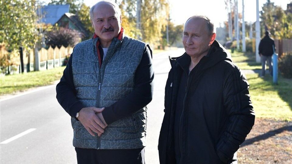 Скульпторка зобразила Путіна і Лукашенка голими на унітазі, щоб показати їхню вразливість