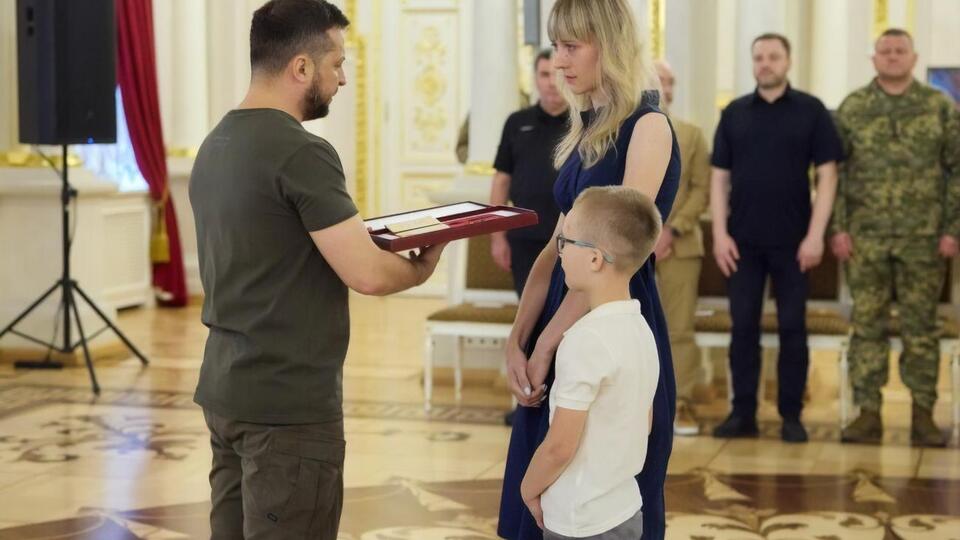 4950 військовослужбовців, які захищають Україну, отримали нагороди посмертно. На світлині – вручення найвищої державної нагороди України – ордену "Золота зірка" – сім'ї загиблого прикордонника Віталія Кучерявого