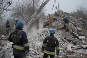 Спасатели продолжают разбирать завалы в Вольнянске