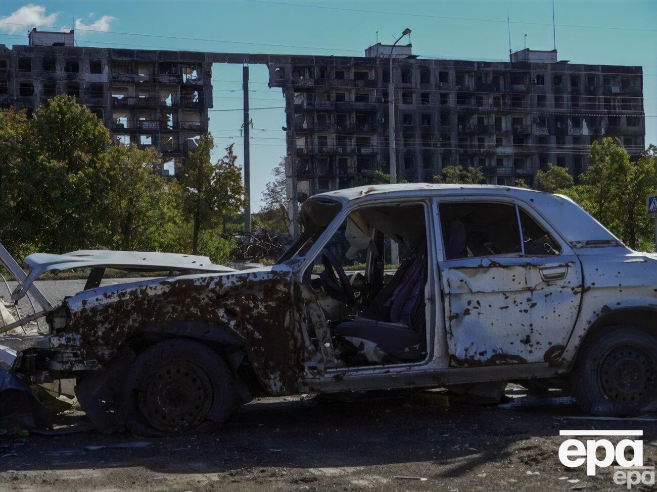 Росіяни зносять пошкоджені будинки в Маріуполі