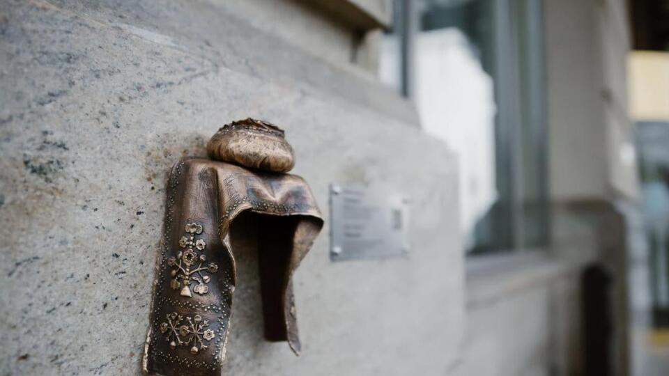 Относительно формы и узора на скульптуре советовались с этнографами