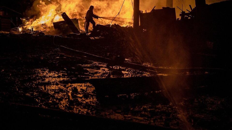 На місці удару РФ почалася пожежа