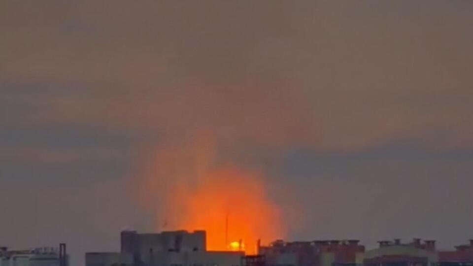 Пожар не утихает, росСМИ ведут прямую трансляцию