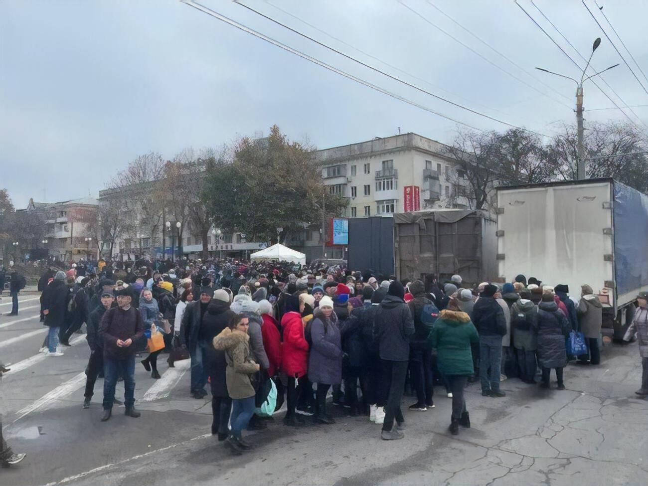 На месте раздачи гуманитарной помощи собрались жители Херсона