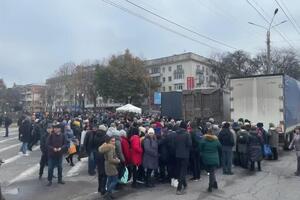 На месте раздачи гуманитарной помощи собрались жители Херсона