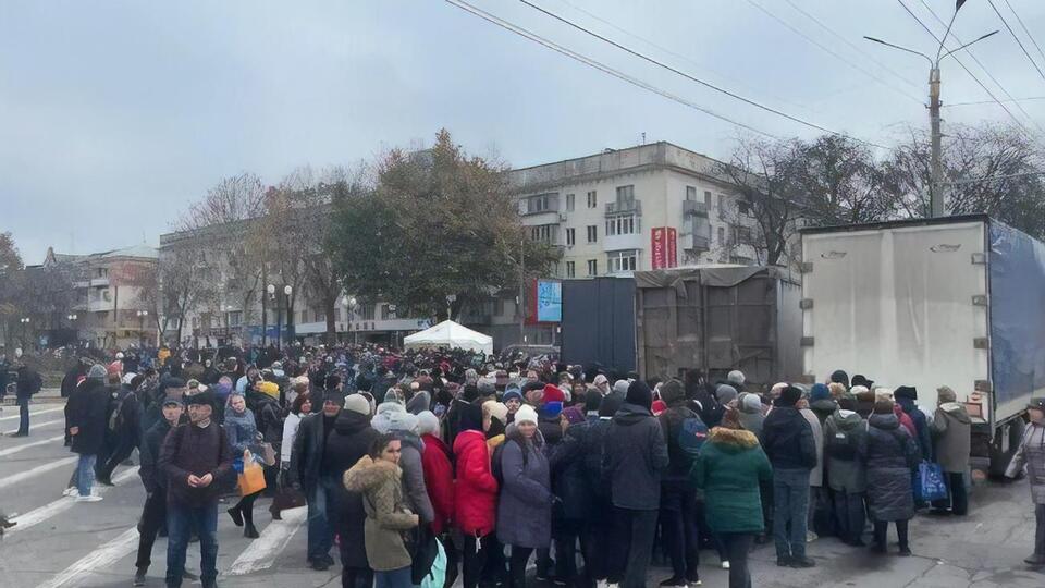 На місці надання гуманітарної допомоги зібралися жителі Херсона