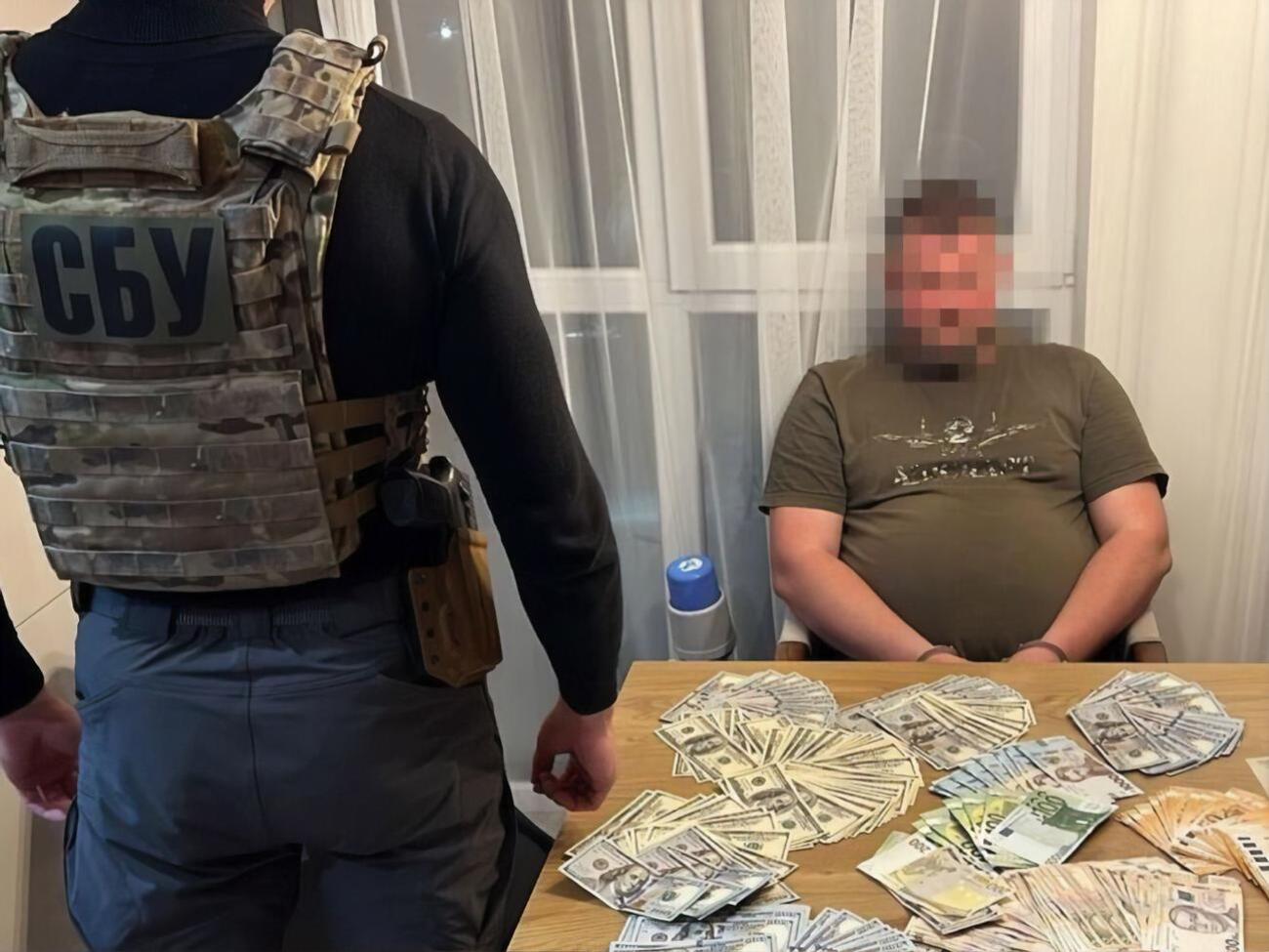 Співробітники СБУ затримали підозрюваних на гарячому під час передавання грошей