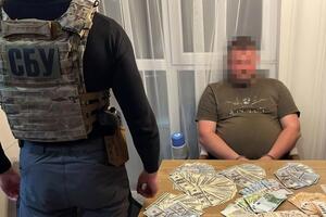 Сотрудники СБУ задержали подозреваемых с поличным при передаче денег
