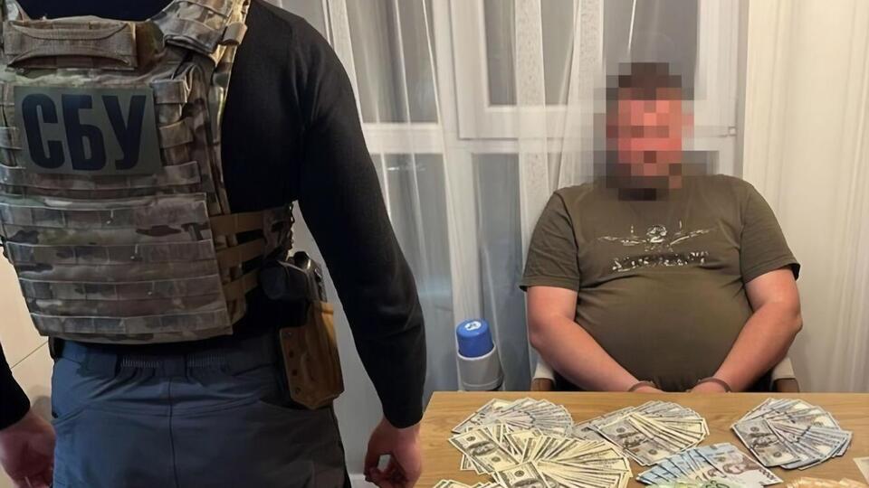 Сотрудники СБУ задержали подозреваемых с поличным при передаче денег