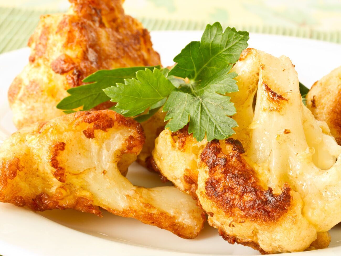 Готовую капусту необходимо переложить на тарелку и перед подачей посыпать зеленью