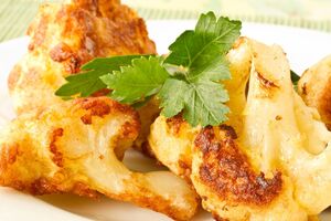 Готовую капусту необходимо переложить на тарелку и перед подачей посыпать зеленью