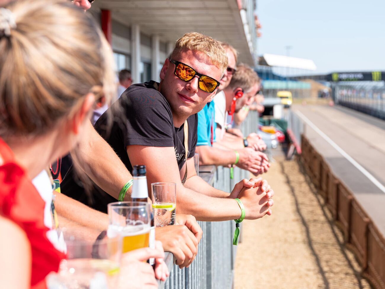 NYT зазначає, що Budweiser є офіційним спонсором чемпіонату світу