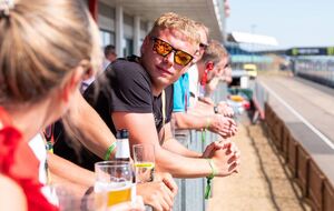 NYT отмечает, что Budweiser является официальным спонсором чемпионата мира