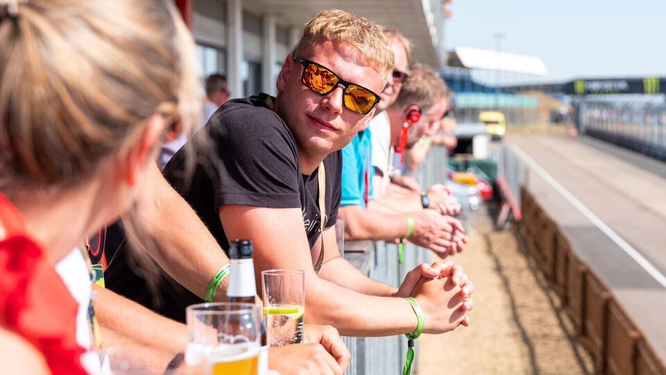NYT зазначає, що Budweiser є офіційним спонсором чемпіонату світу