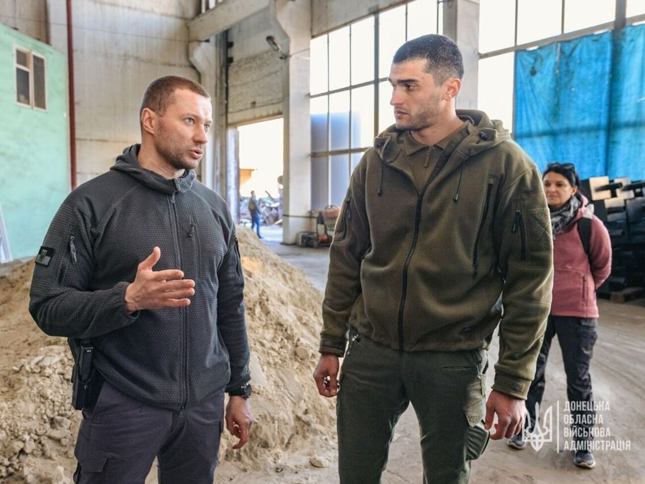 Едуард Мкртчан (праворуч) зустрівся з головою Донецької обласної військово-цивільної адміністрації Павлом Кириленком