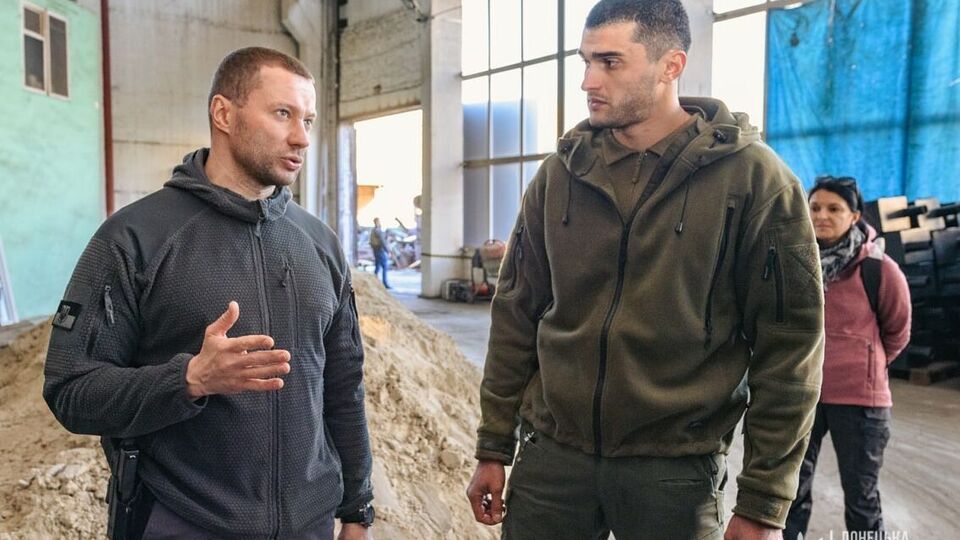 Едуард Мкртчан (праворуч) зустрівся з головою Донецької обласної військово-цивільної адміністрації Павлом Кириленком