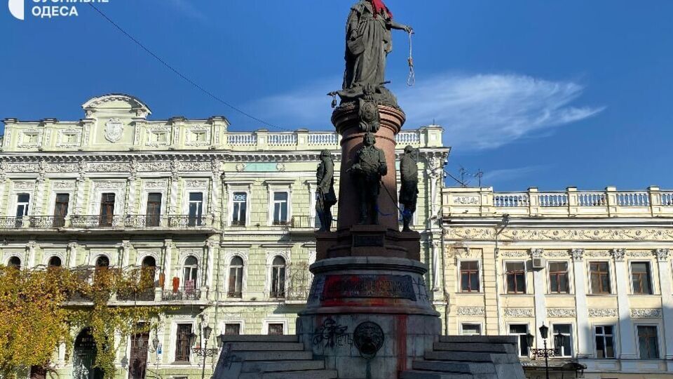 С начала полномасштабного вторжения РФ в Украину возобновились дискуссии о сносе памятника