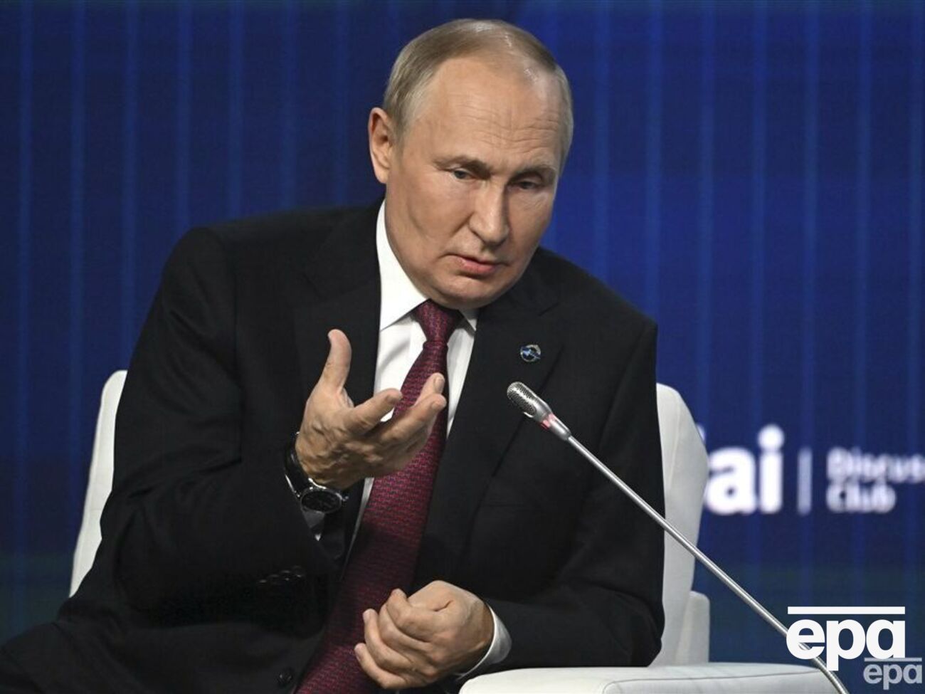 На відео й фото виступу Путіна на Валдайському форумі видно здуті жили і плями на руці