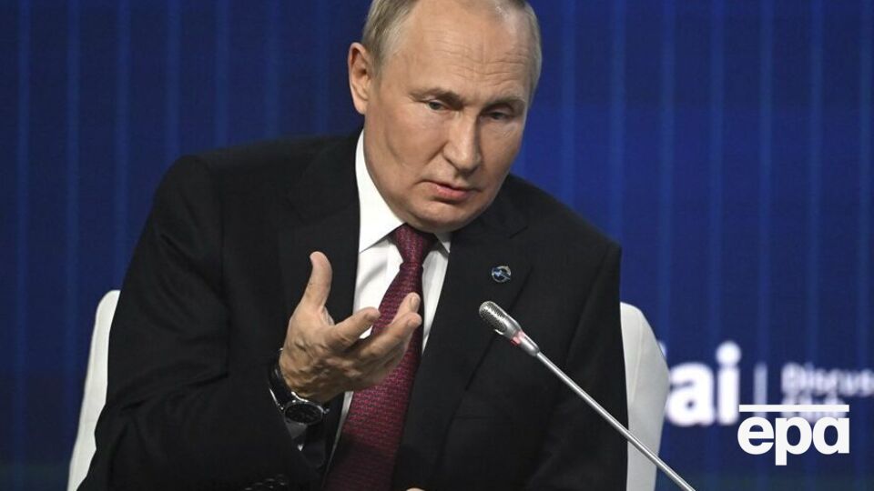 На видео и фото выступления Путина на Валдайском форуме видны вздувшиеся жилы и пятна на руке