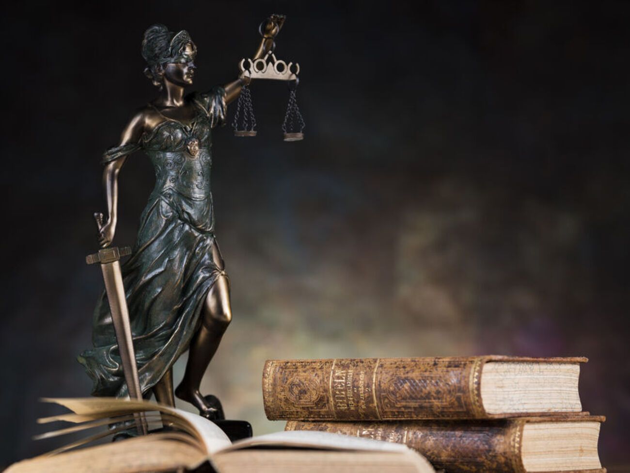 Иск подает британская юридическая фирма McCue Jury & Partners